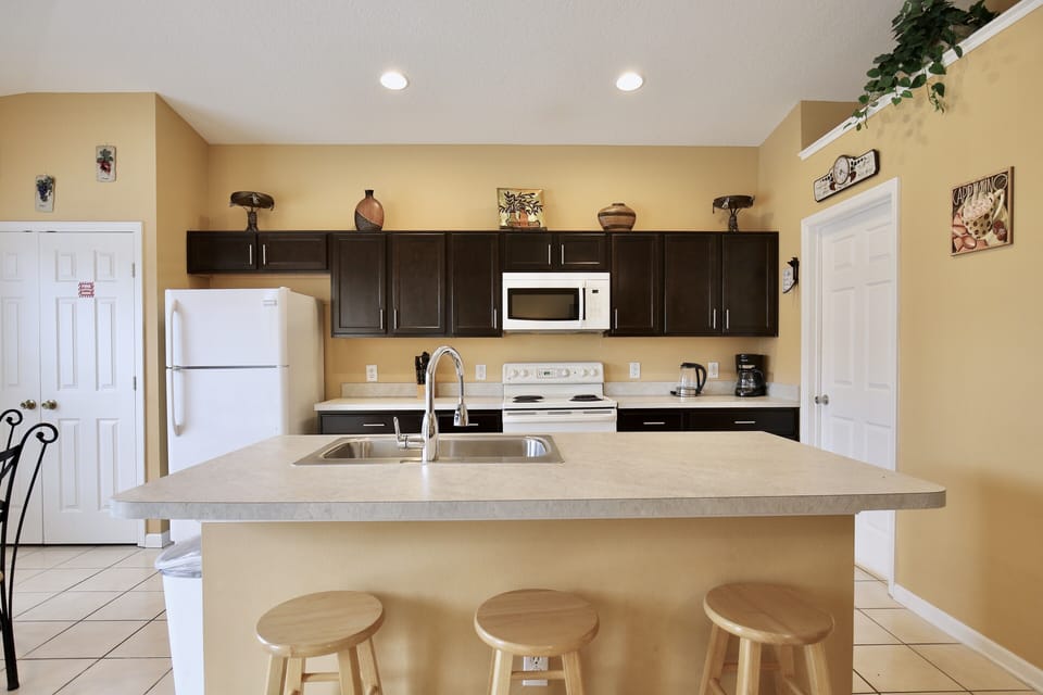 Kitchen with bar