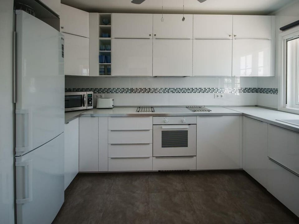 Fully Fitted Kitchen with fridge freezer, oven, 4 ring induction hob & dishwashe