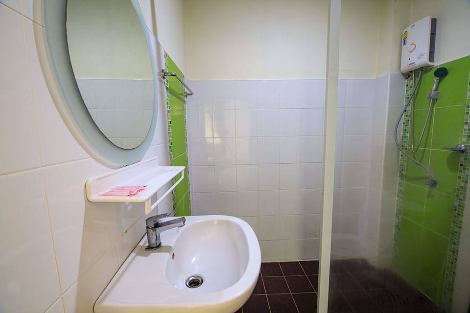 Shower, free toiletries, towels