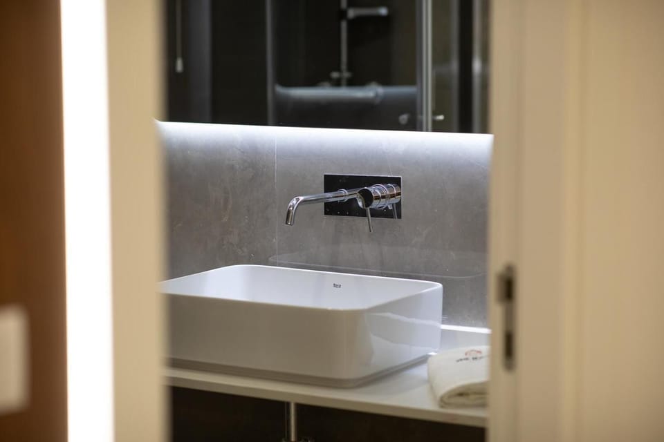 Shower, towels