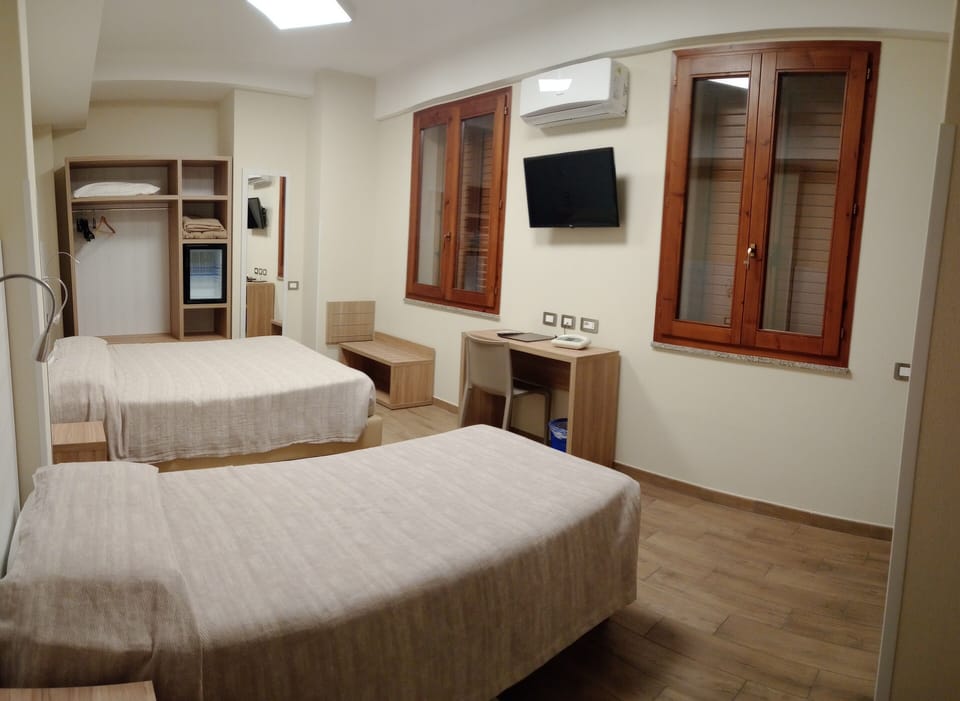 Desk, soundproofing, free WiFi, bed sheets