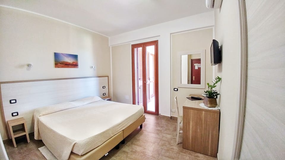 Deluxe Double or Twin Room | Desk, soundproofing, free WiFi, bed sheets