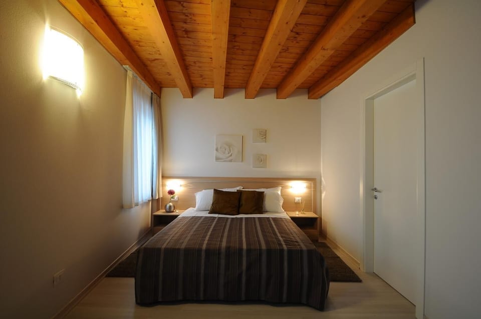 Basic Double Room, Private Bathroom | Minibar, in-room safe, individually furnished, desk