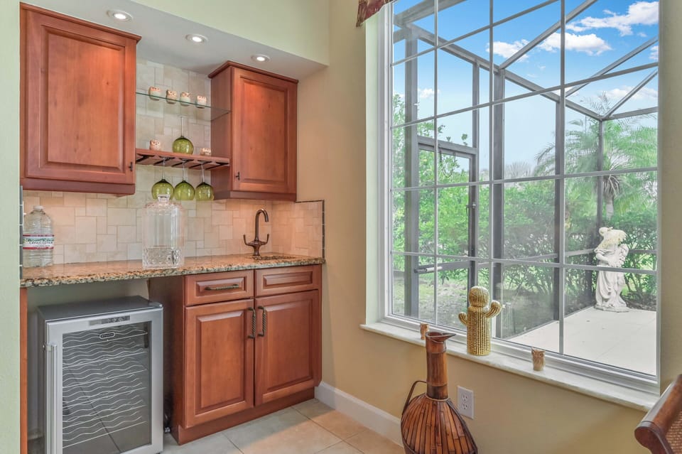 VILLA MARGARETHA - Wet-bar at the dining area