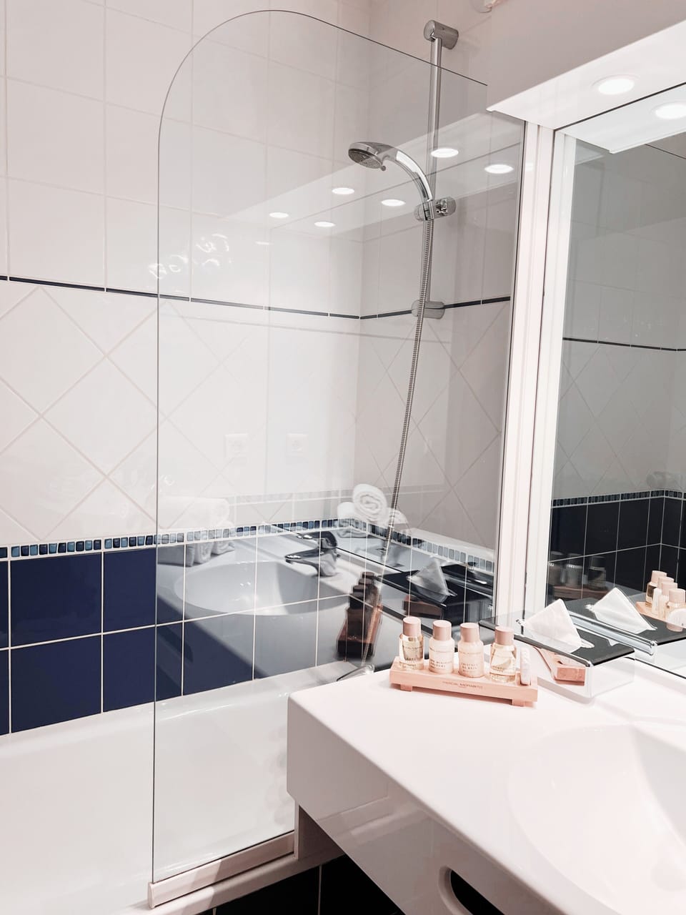 Combined shower/tub, rainfall showerhead, hair dryer, towels