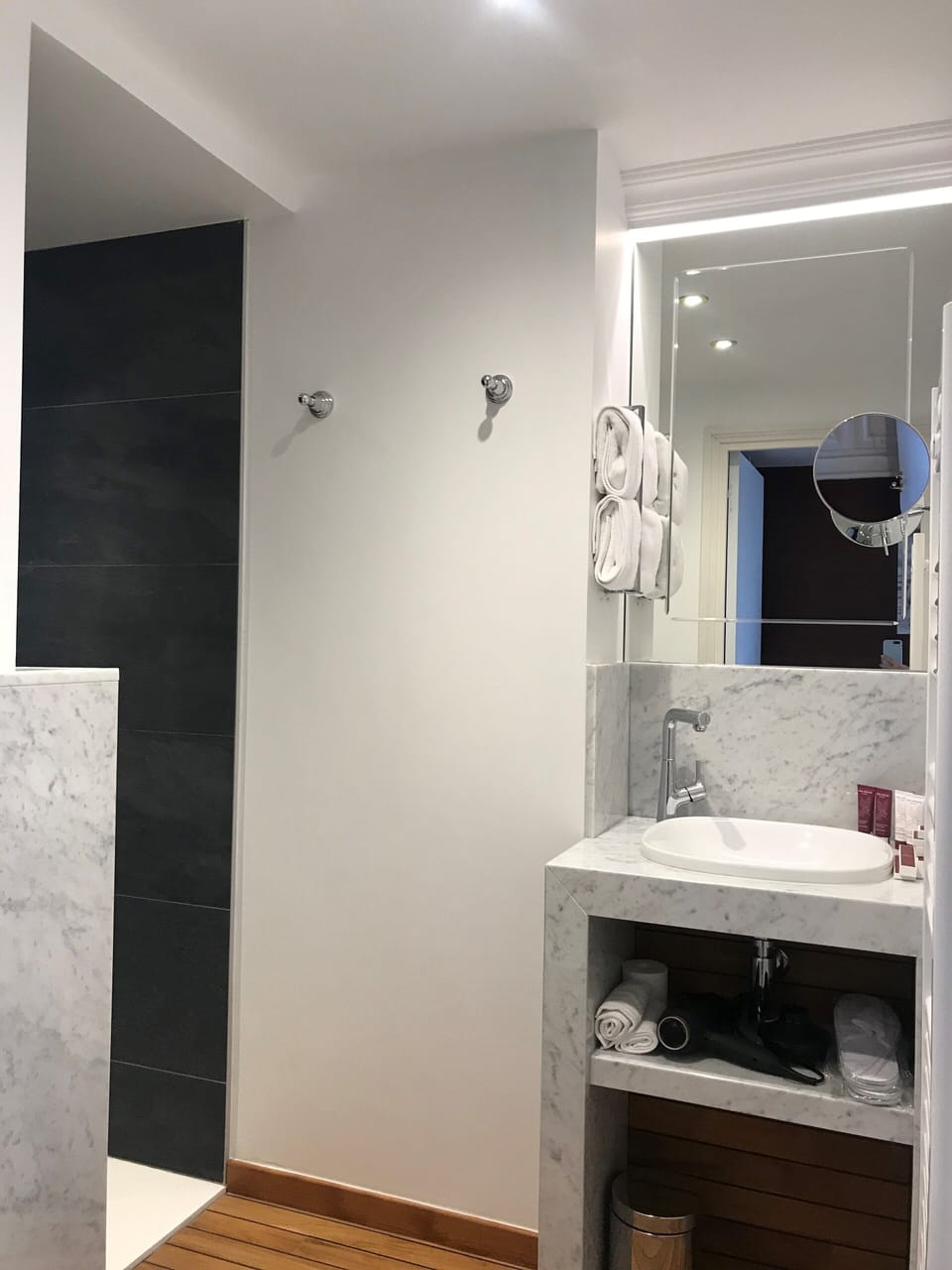 Standard Double Room | Bathroom | Shower, rainfall showerhead, designer toiletries, hair dryer