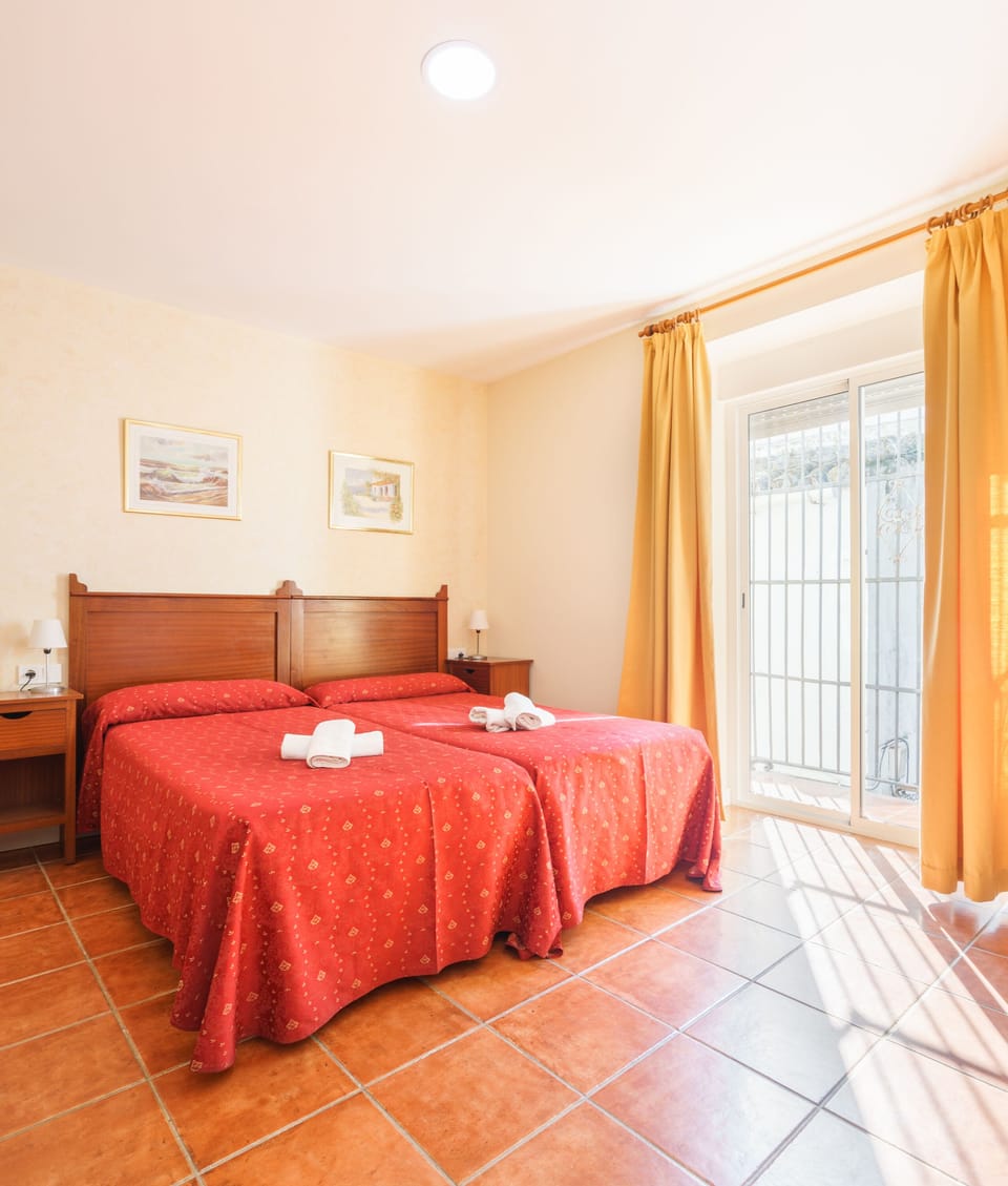 Double or Twin Room | Soundproofing, iron/ironing board, free WiFi, bed sheets