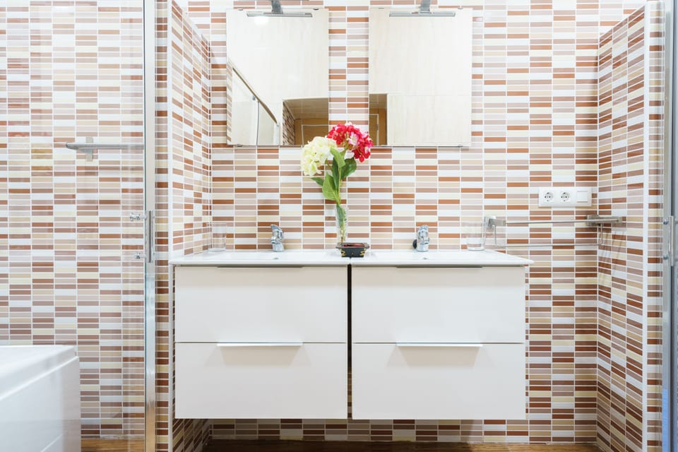 Family Room | Bathroom | Shower, free toiletries, hair dryer, towels