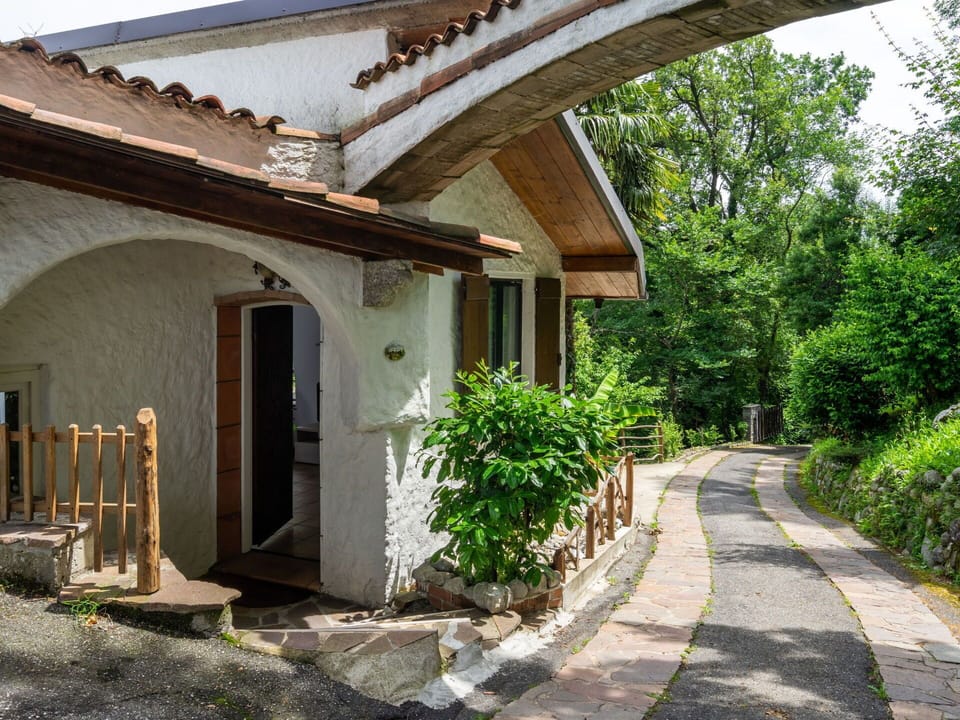 Property, Building, House, Home, Real Estate, Architecture, Estate, Residential Area, Porch, Courtyard