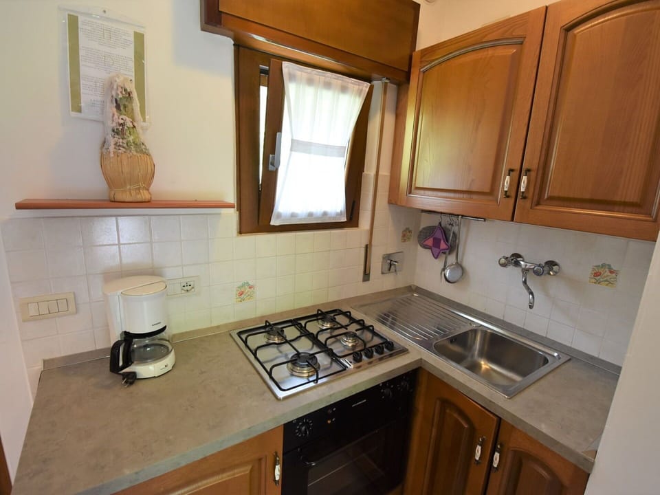 Cabinetry, Kitchen Sink, Property, Sink, Countertop, Building, Tap, Wood, Kitchen Appliance, Interior Design
