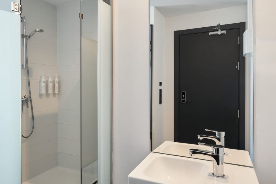 Standard Room, 1 Queen Bed | Bathroom | Shower, towels