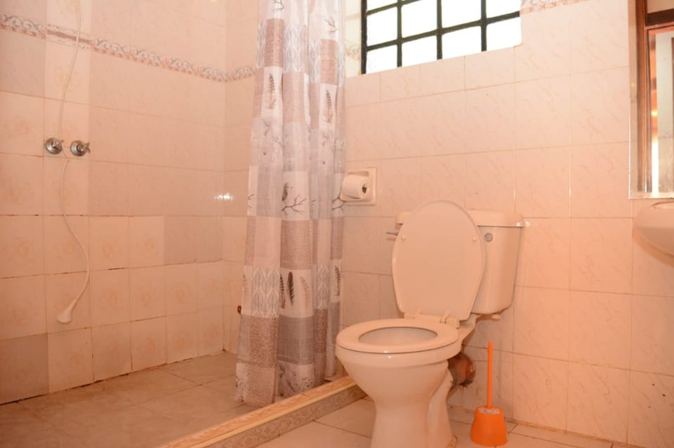 Double Room | Bathroom | Shower, free toiletries, towels
