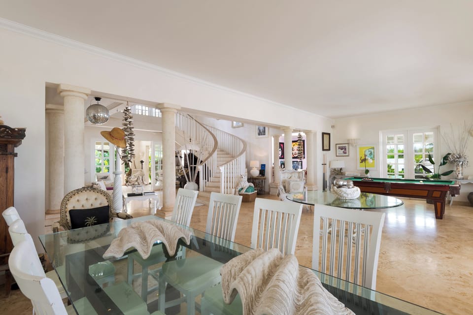 Secondary dining and lounge