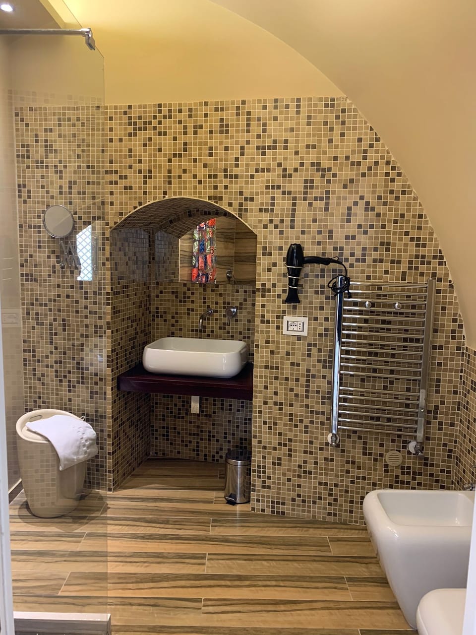 Superior Room, Multiple Beds, Smoking, Courtyard View | Bathroom | Shower, rainfall showerhead, free toiletries, hair dryer