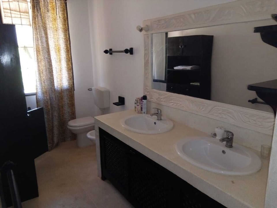Master bedroom Ensuite with shower