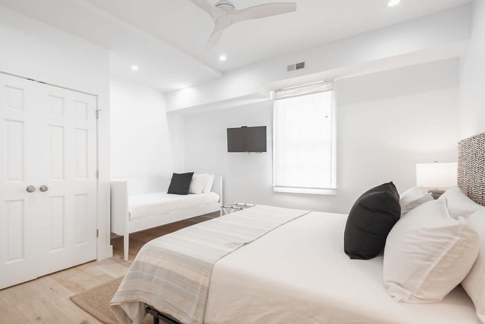 Flex Room w/King Bed (or Two Twins) + Twin Daybed