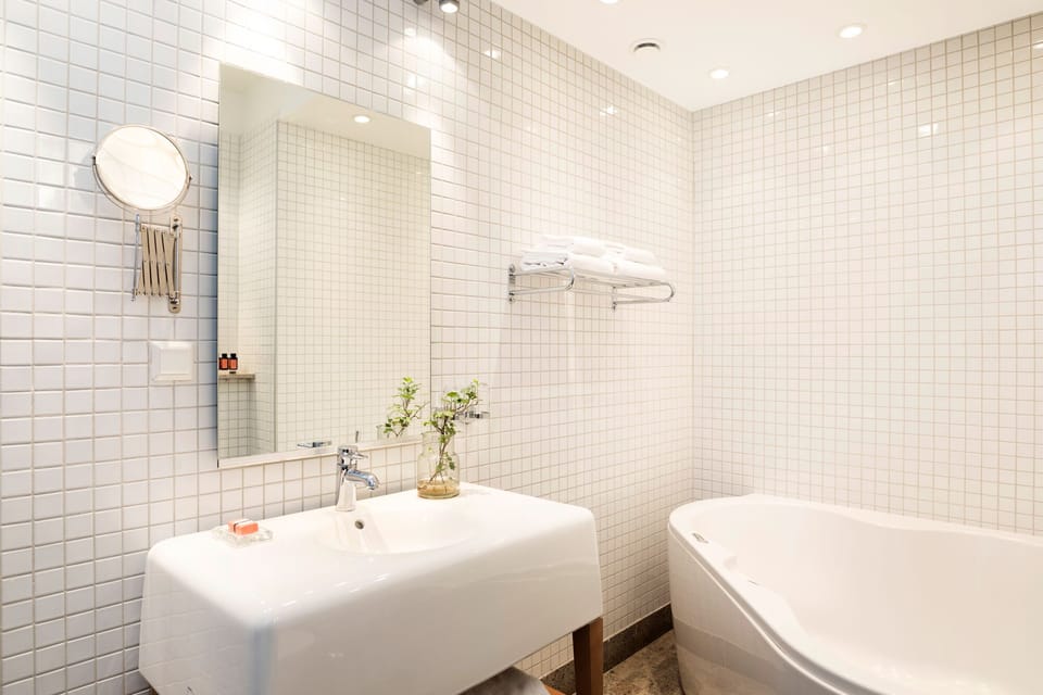 Suite | Bathroom | Shower, eco-friendly toiletries, hair dryer, towels