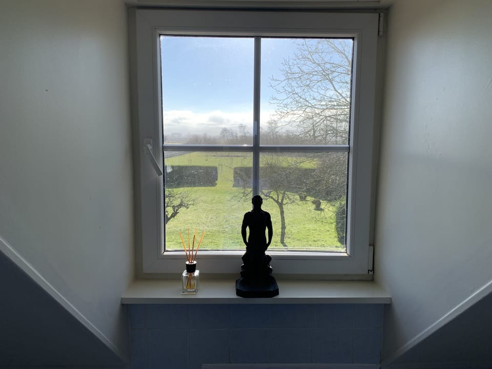 Tuin en boomgaard vanuit badkamer
Boven