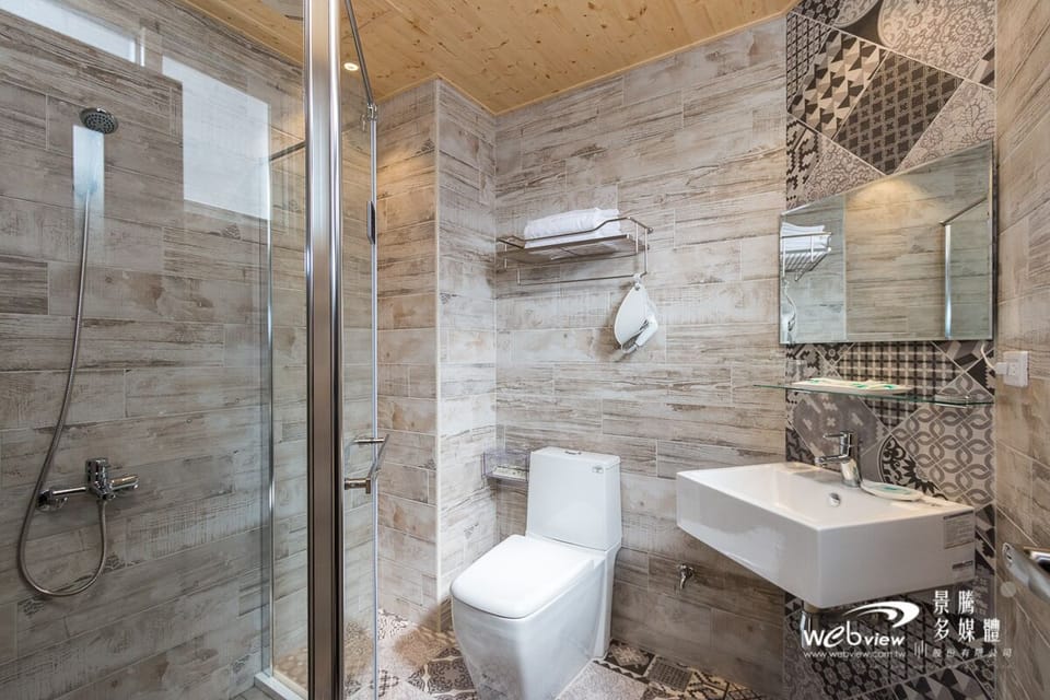 Shower, hydromassage showerhead, free toiletries, hair dryer