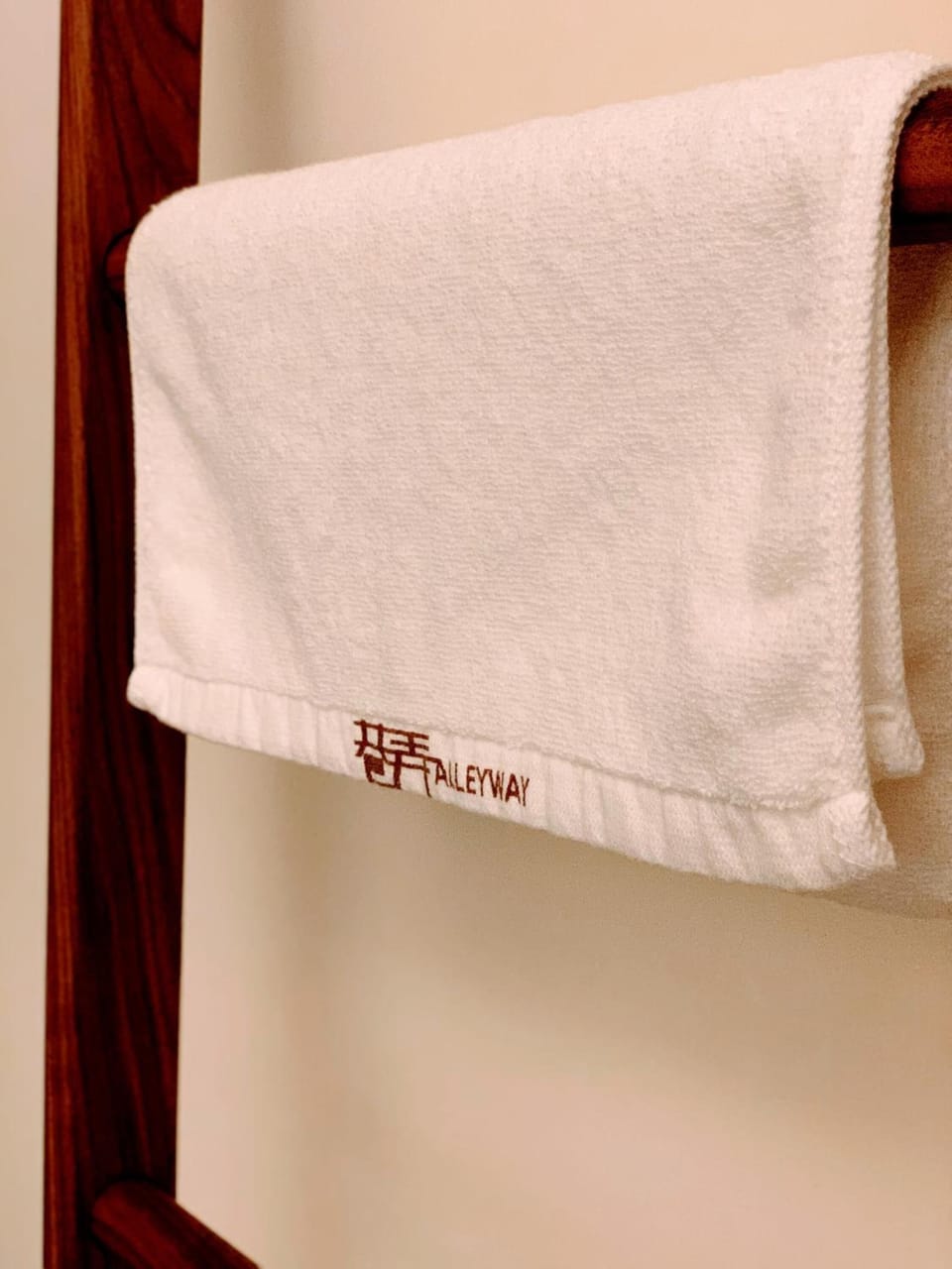 Shower, hydromassage showerhead, free toiletries, hair dryer