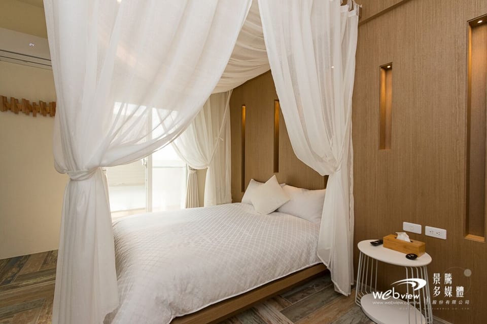 Gallery Room, 1 Queen Bed | Memory foam beds, individually decorated, individually furnished