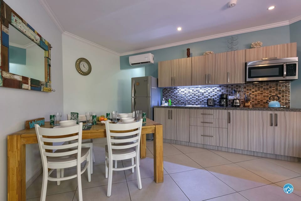 We have a great kitchen, fully equipped to prepare any meal. Electric stove! 