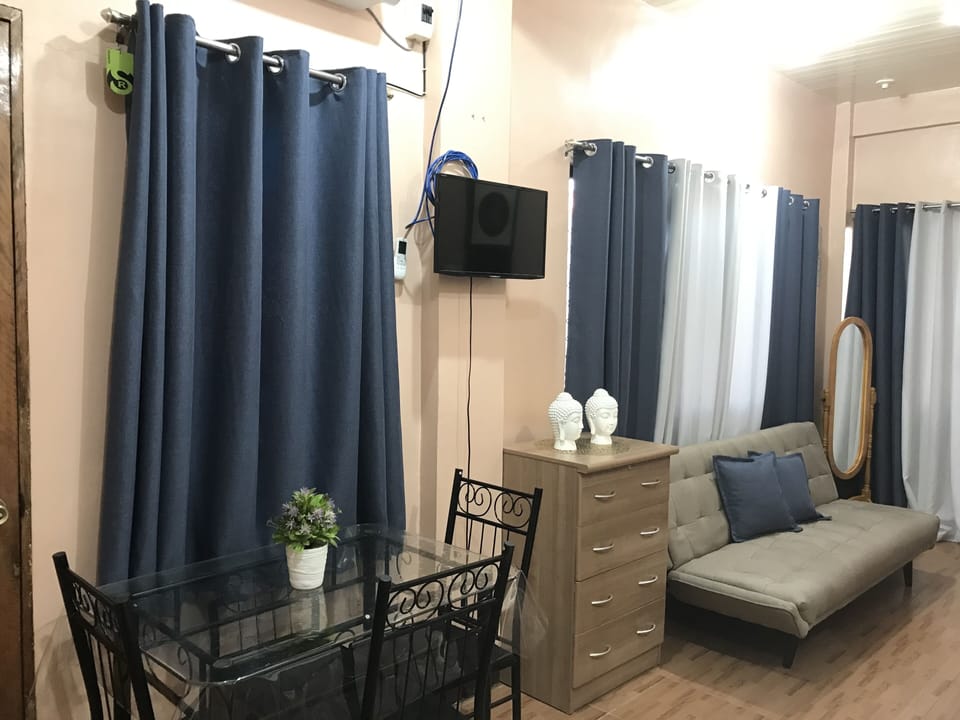 Economy Room | Living area | Flat-screen TV