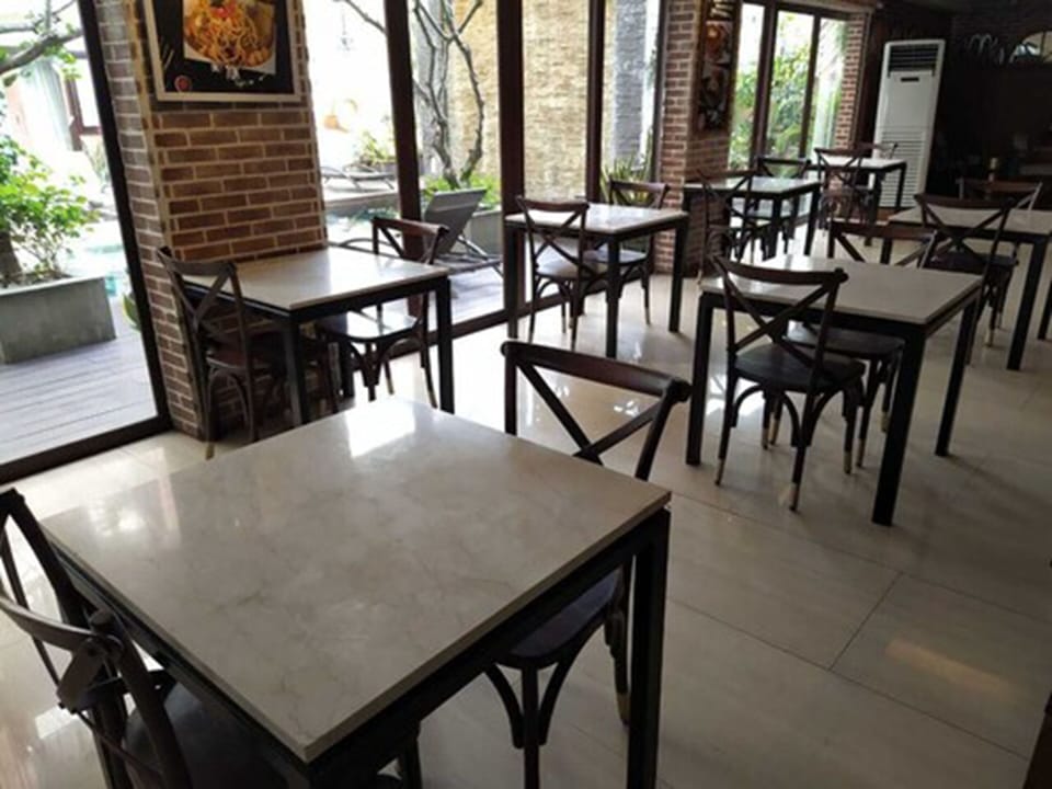 Breakfast, lunch, dinner served; pool views