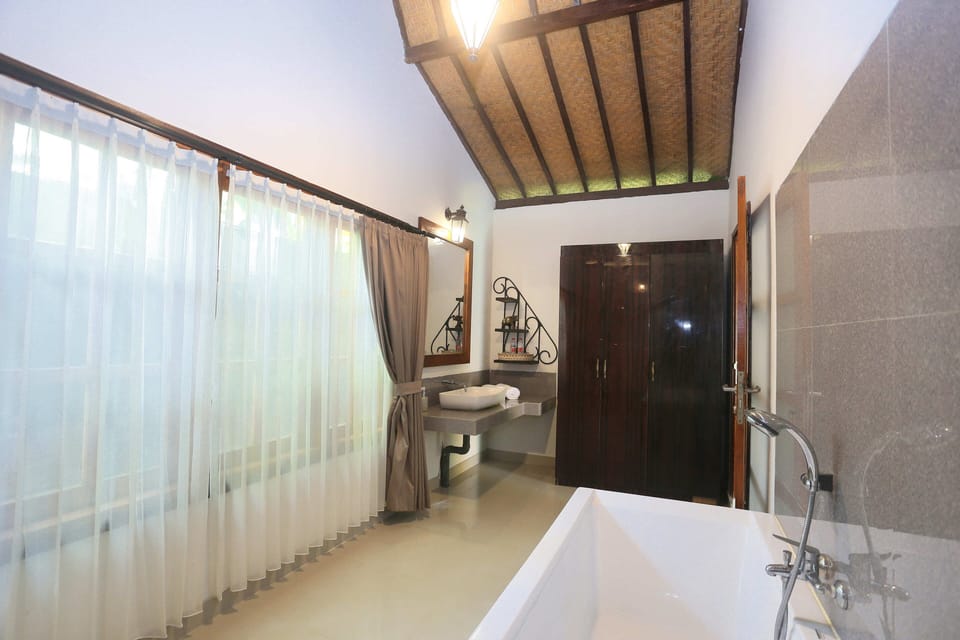 One-Bedroom Villa with Garden View | Bathroom | Shower, rainfall showerhead, free toiletries, hair dryer