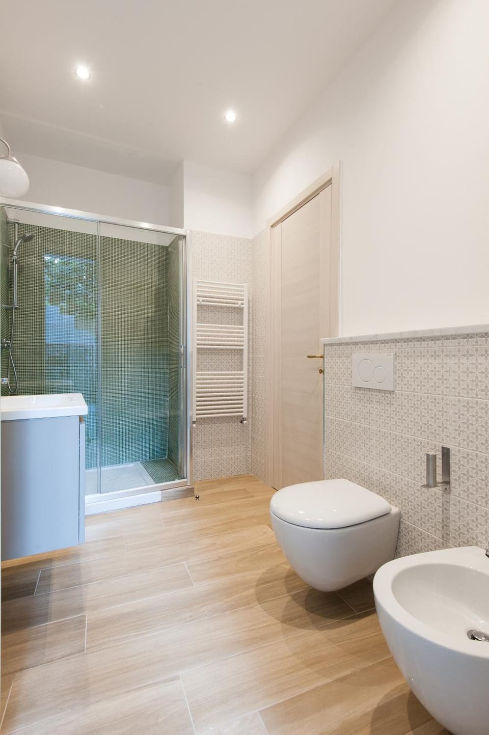 Shower, rainfall showerhead, free toiletries, hair dryer