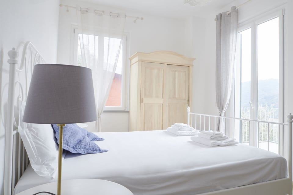 Deluxe Double Room, 1 King Bed, Balcony, Bay View | Hypo-allergenic bedding available, desk, iron/ironing board (on request)