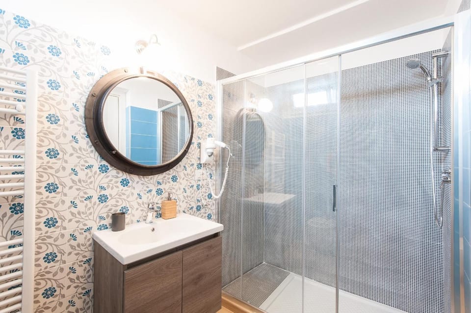 Shower, rainfall showerhead, free toiletries, hair dryer