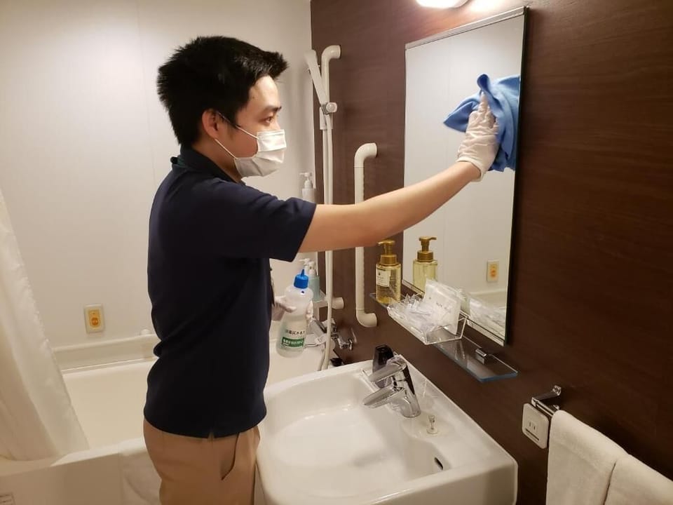 Combined shower/tub, free toiletries, hair dryer, slippers