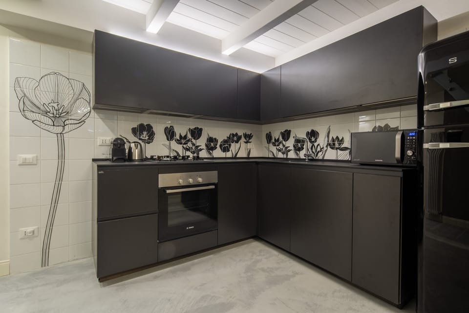 Deluxe Apartment | Private kitchen | Full-size fridge, microwave, oven, stovetop