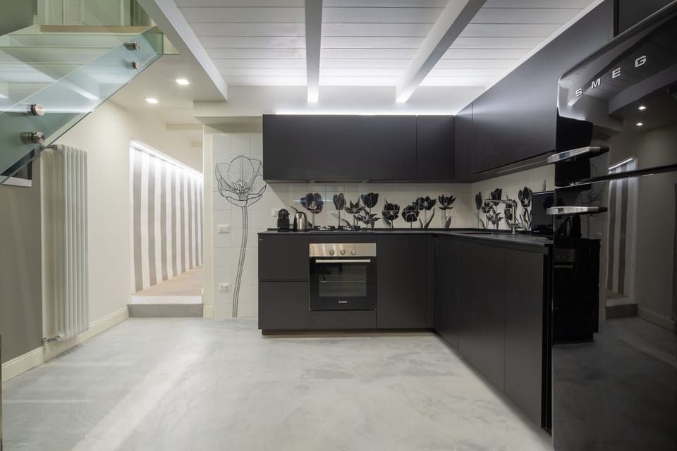 Deluxe Apartment | Private kitchen | Full-size fridge, microwave, oven, stovetop