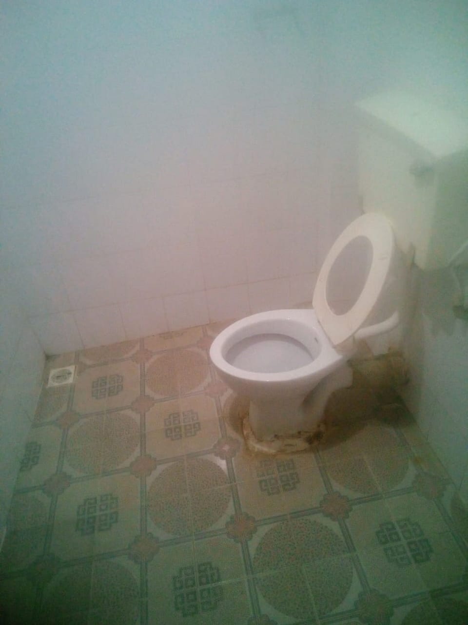Shower, rainfall showerhead, free toiletries, towels