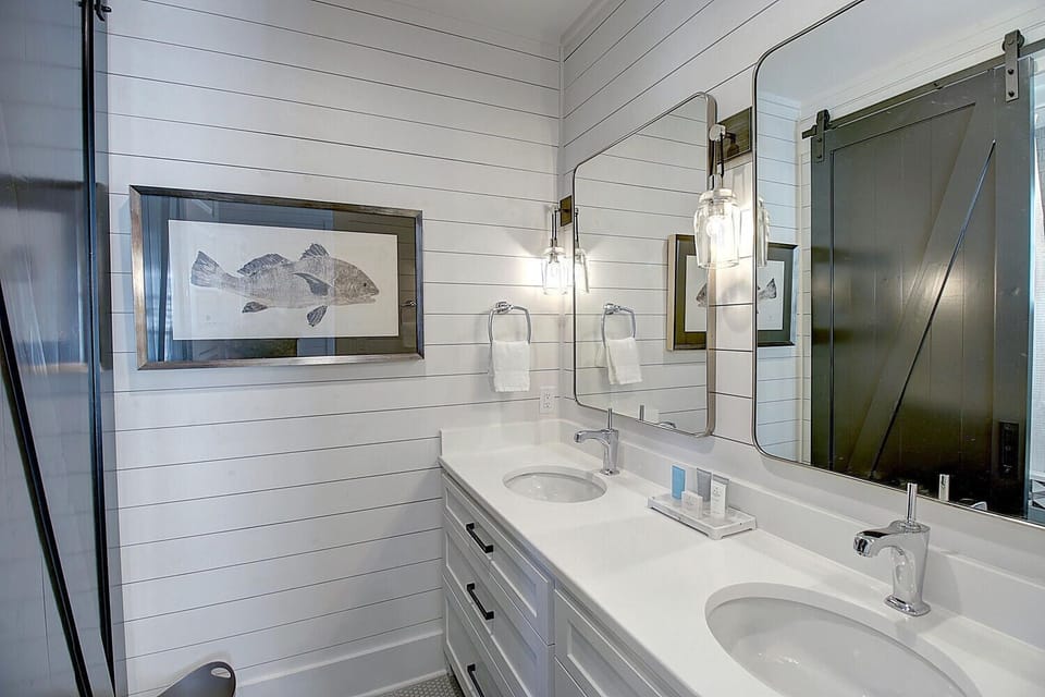 2nd Floor Full Bathroom