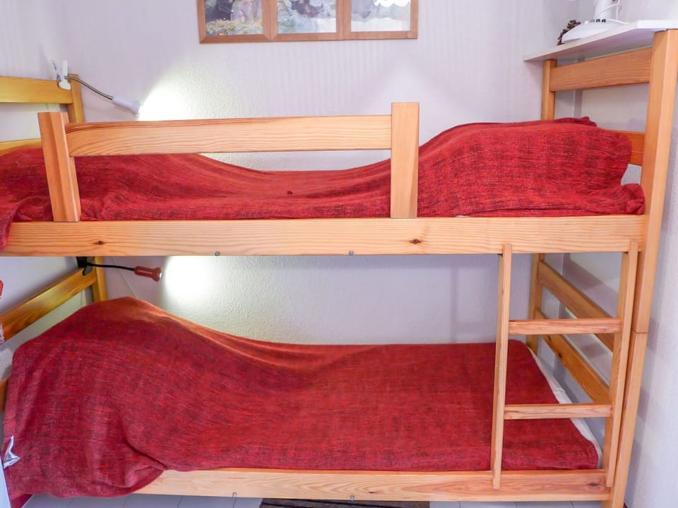 Furniture, Bunk Bed, Bed, Product, Bed Frame, Room, Hostel, Dormitory