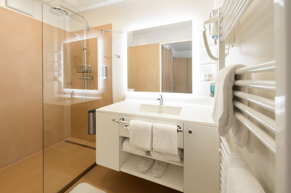 Double Room (First Class) | Bathroom | Hair dryer, towels
