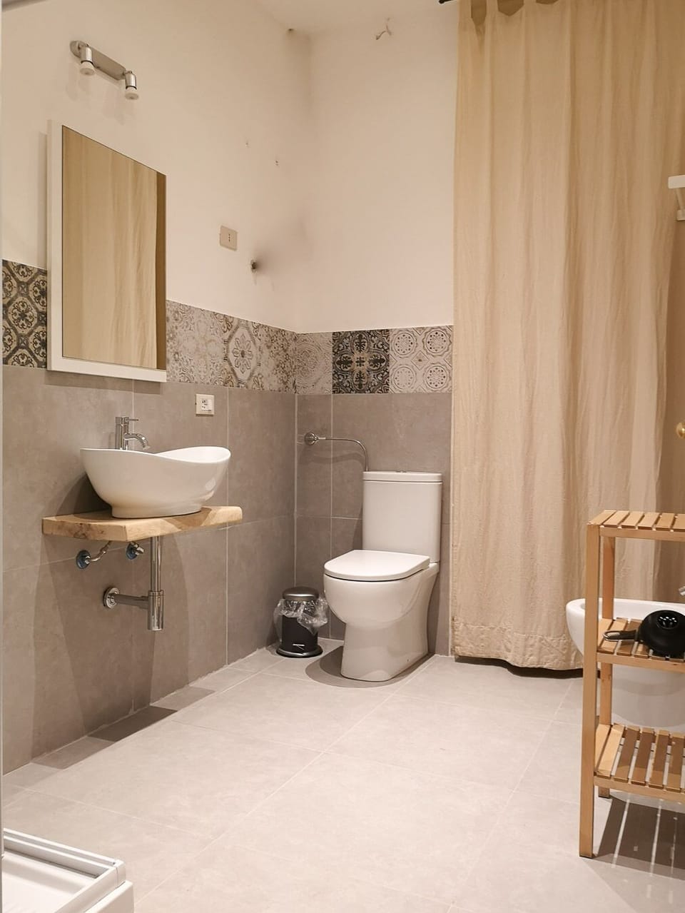 Rainfall showerhead, free toiletries, hair dryer, bidet