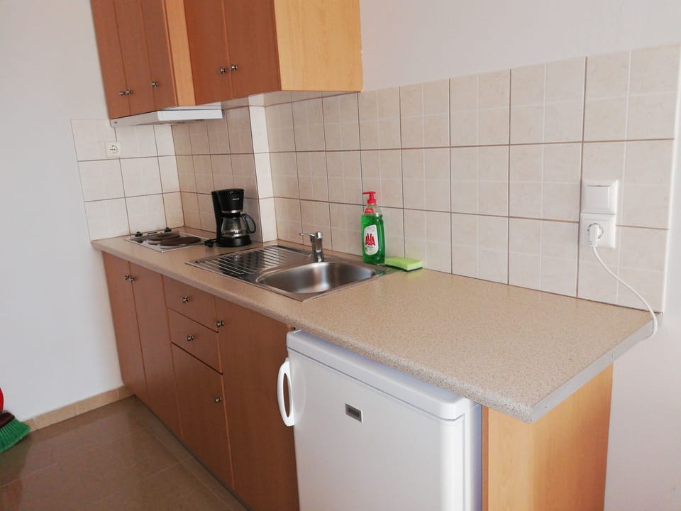 Full-size fridge, stovetop, coffee/tea maker, electric kettle