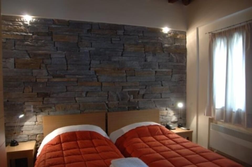 Deluxe Double Room, 2 Twin Beds, Non Smoking, Mountain View | In-room safe, desk, blackout drapes, soundproofing