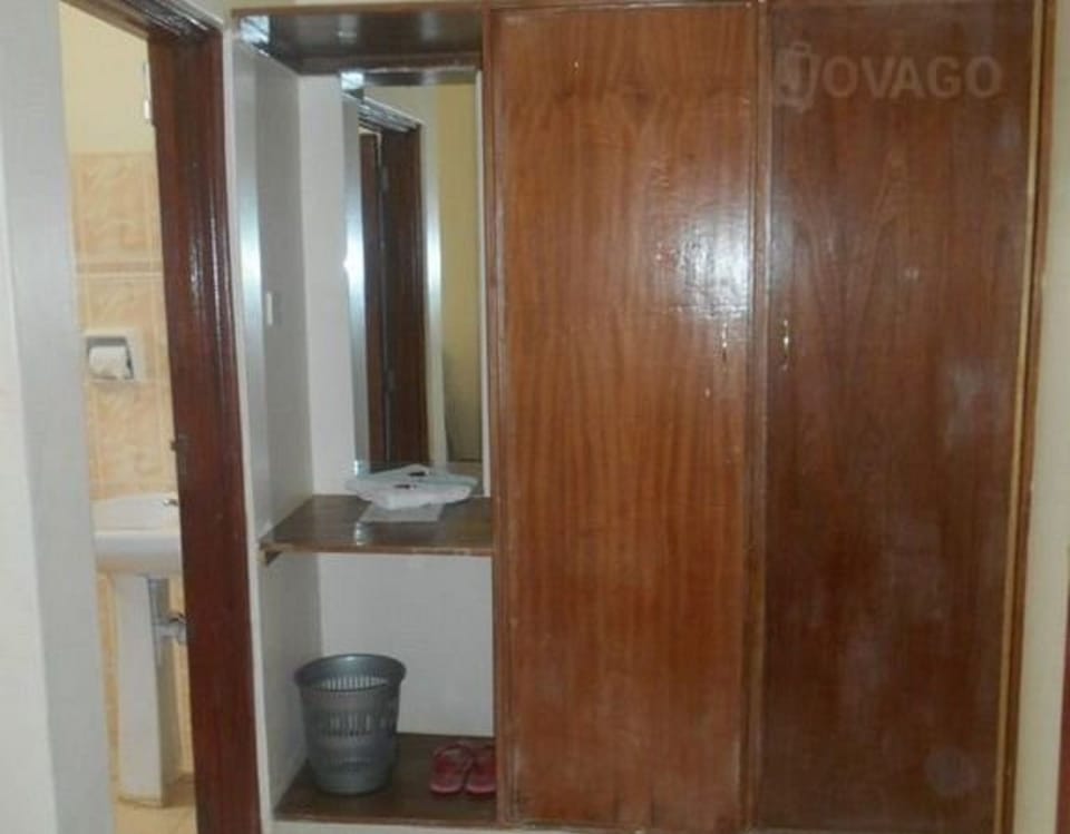 Shower, rainfall showerhead, towels
