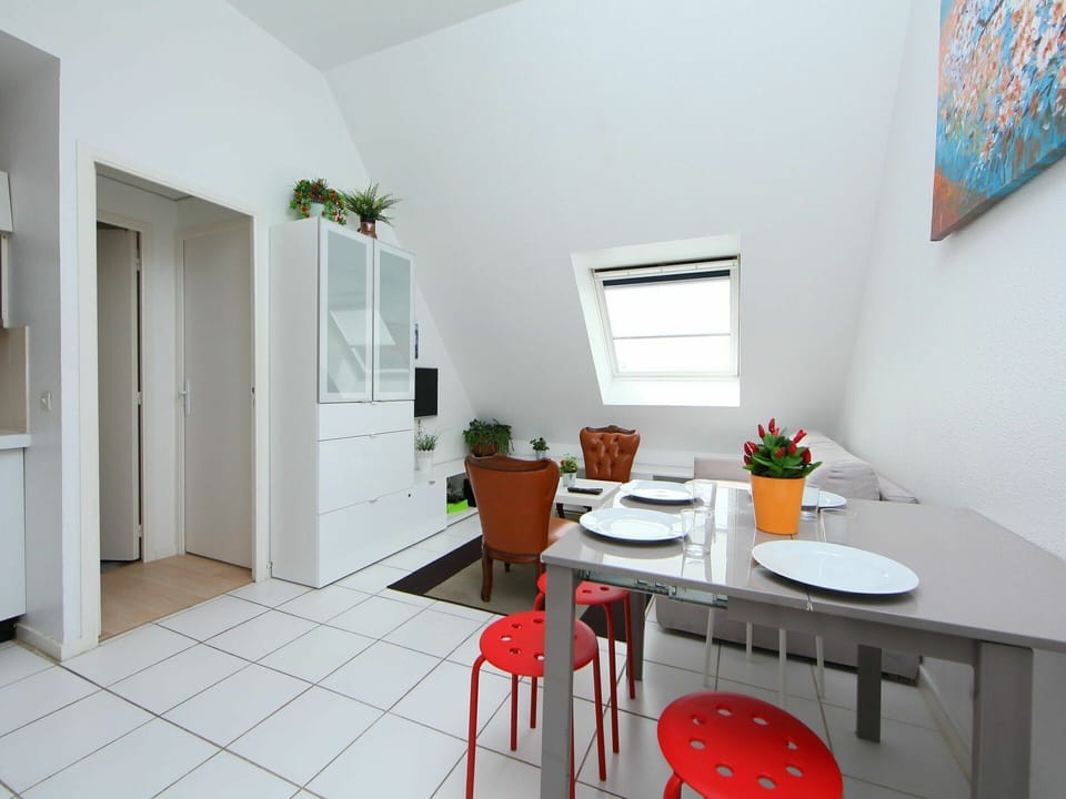 Table, Furniture, Property, Picture Frame, Plant, Houseplant, Wood, Interior Design, Chair, Flooring