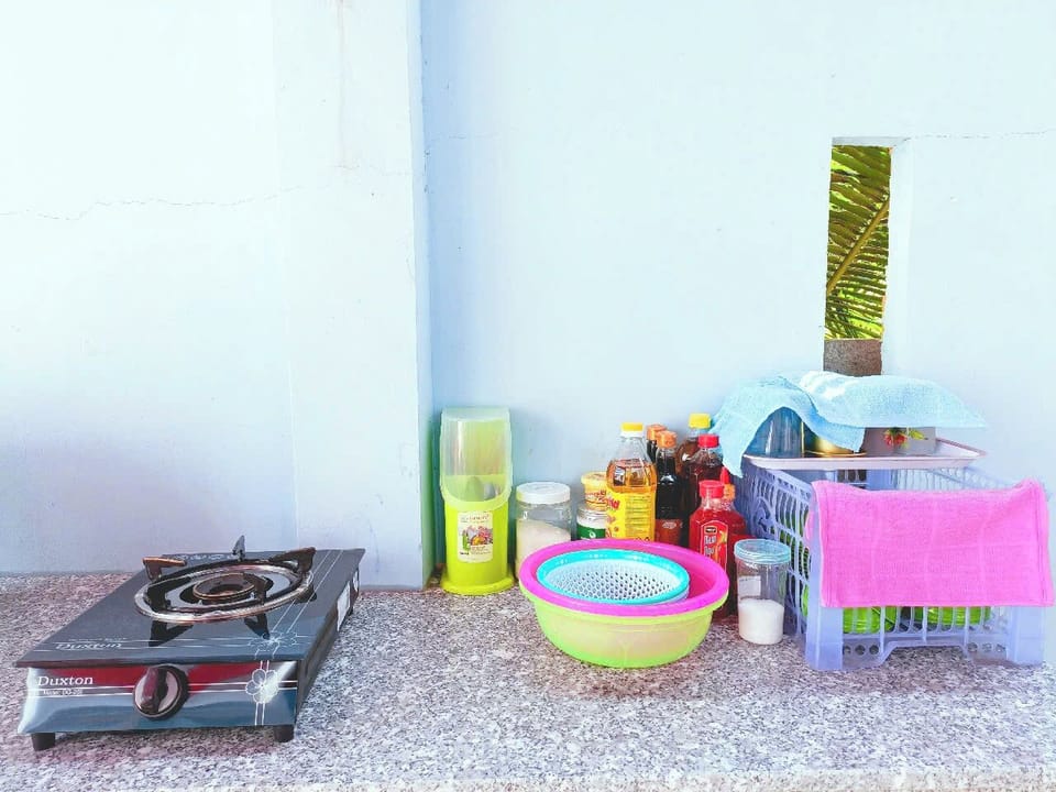 Cookware/dishes/utensils, spices