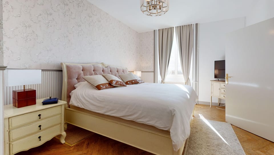 Premium bedding, down comforters, in-room safe, individually decorated