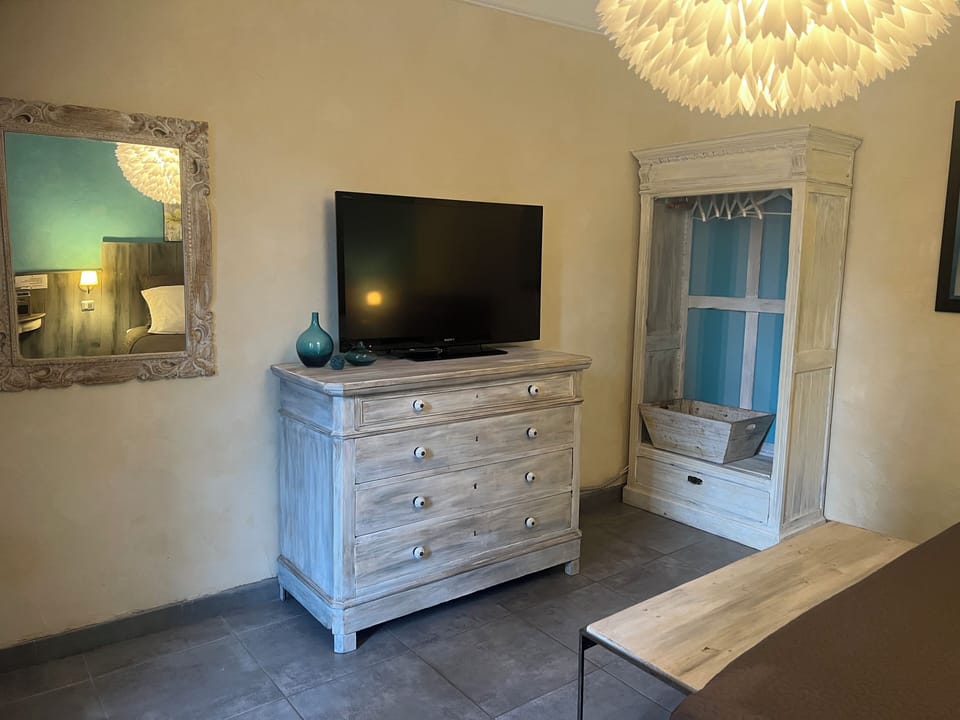 Room | 2 bedrooms, premium bedding, iron/ironing board, free WiFi