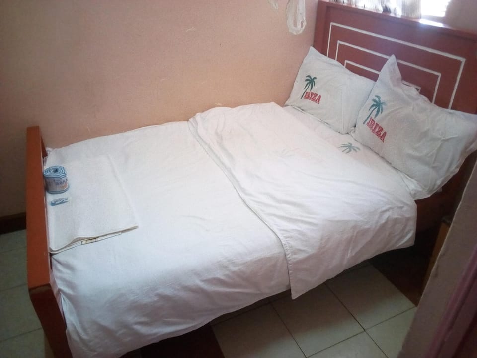 Single Room | Desk, blackout drapes, iron/ironing board, free WiFi