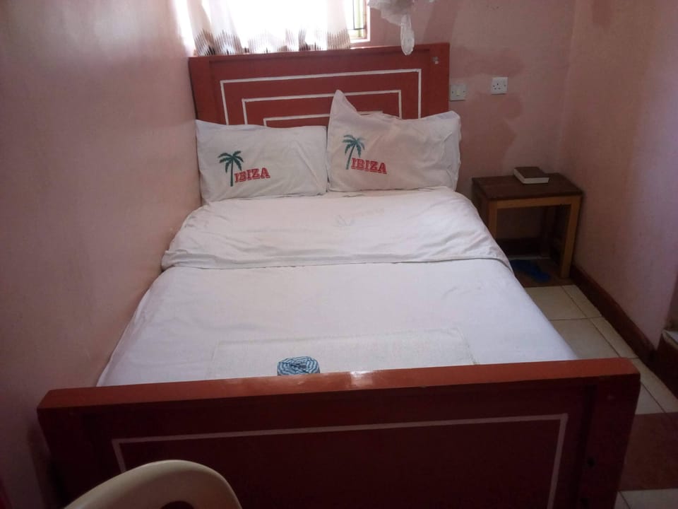 Single Room | Desk, blackout drapes, iron/ironing board, free WiFi