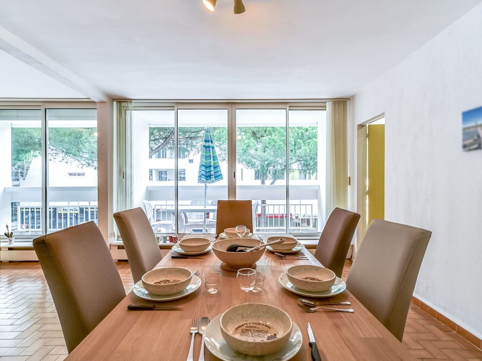 Room, Dining Room, Property, Interior Design, Furniture, Table, Building, Yellow, Ceiling, House